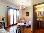 Detalle de zona de estar y acceso al baño de habitación en Hostal los Calaos de Briones